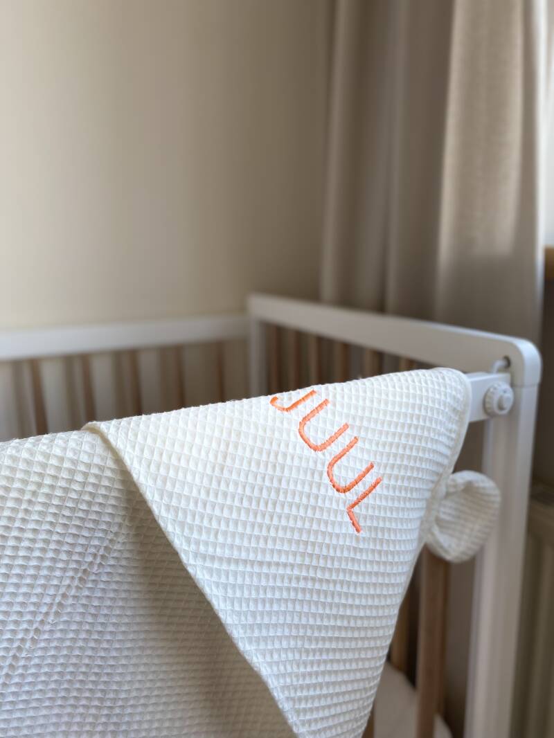 studio blos nederland - badcape - wafelstofbadcapemetcapuchonberenoortjesennaamgeborduurd_wikkeldoek_babyuitzet_zwanger_kraamcadeaumetnaam_wwwstudio-blosnl_studioblosnederlandborduurstudio rheden_borduren op bestelling..jpg