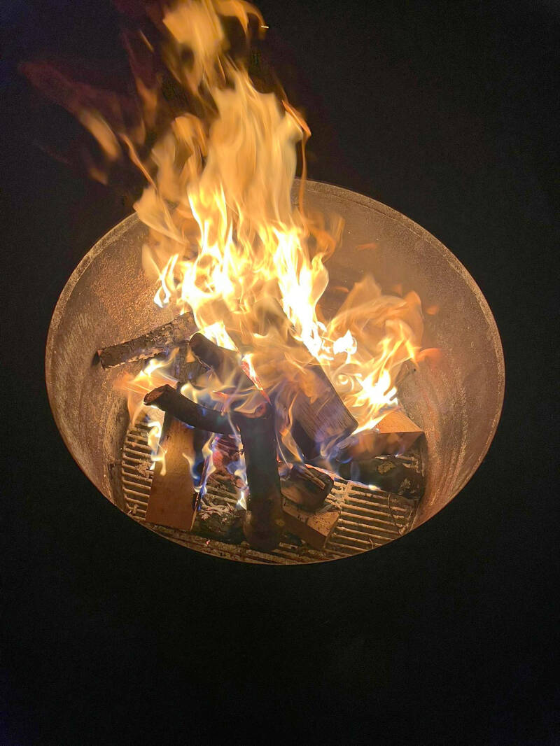 Feuertonne in Flammen