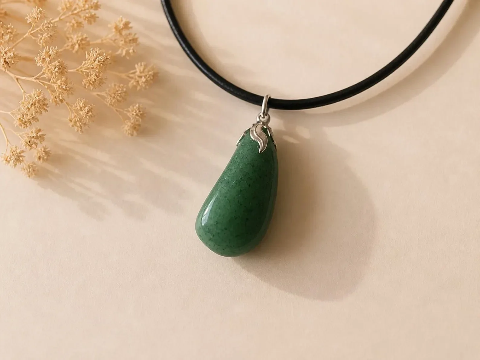 Mooie Aventurijn Groen edelsteenhanger aan een verstelbare nylon koordketting