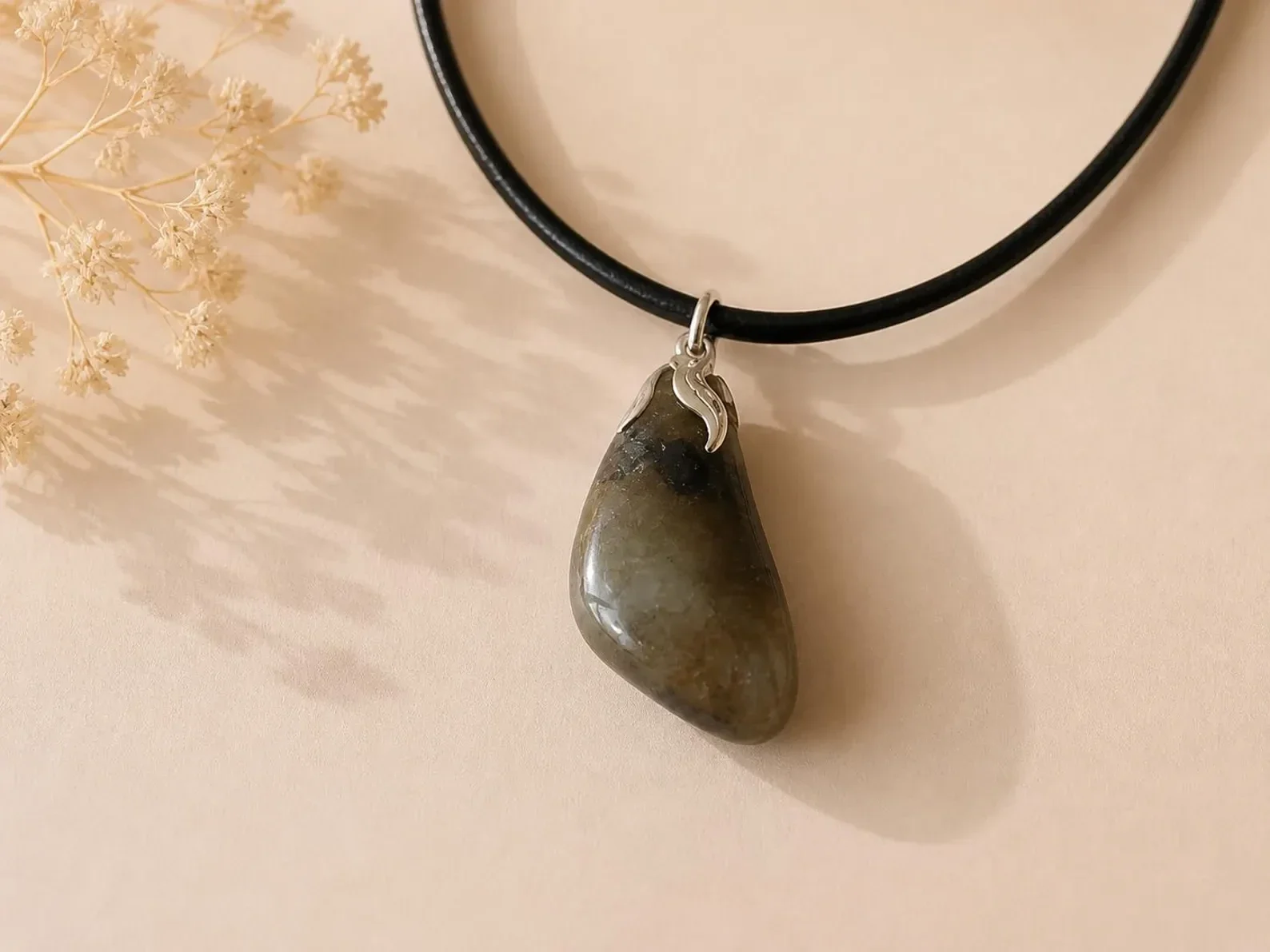 Mooie Labradoriet edelsteenhanger aan een verstelbare nylon koordketting