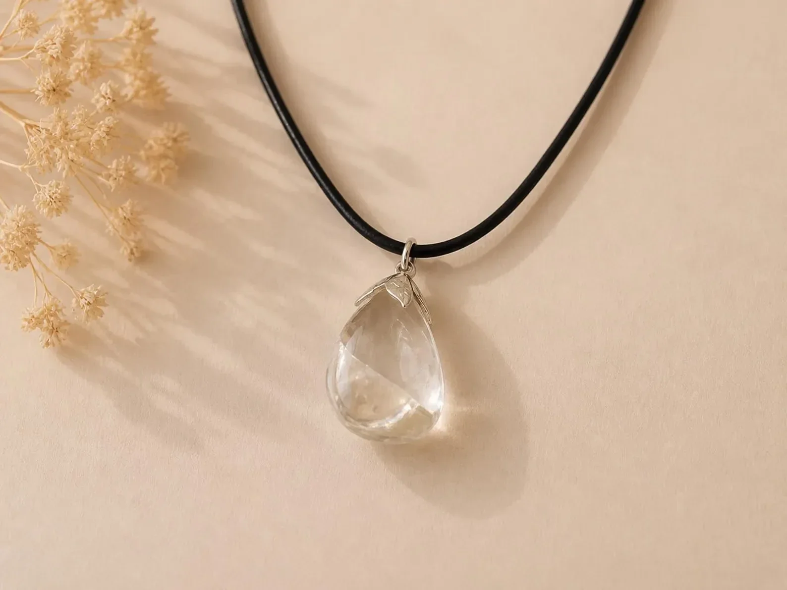 Prachtige bergkristal edelsteenhanger aan een verstelbare nylon koordketting