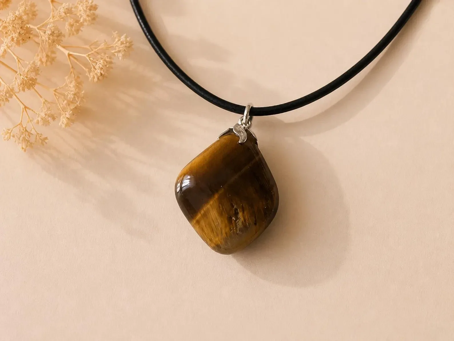 Tijgeroog edelsteenhanger aan een verstelbare nylon koordketting