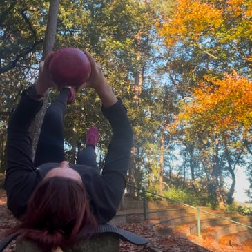 Personal training in de natuur in het bos Engbergen Genrdingen, trainen met kettlebells en andere materialen voor vitaliteit en een fitter en sterker lichaam.