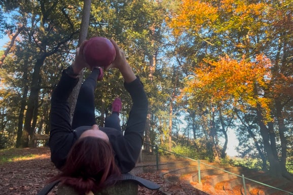 Personal training in de natuur in het bos Engbergen Genrdingen, trainen met kettlebells en andere materialen voor vitaliteit en een fitter en sterker lichaam.