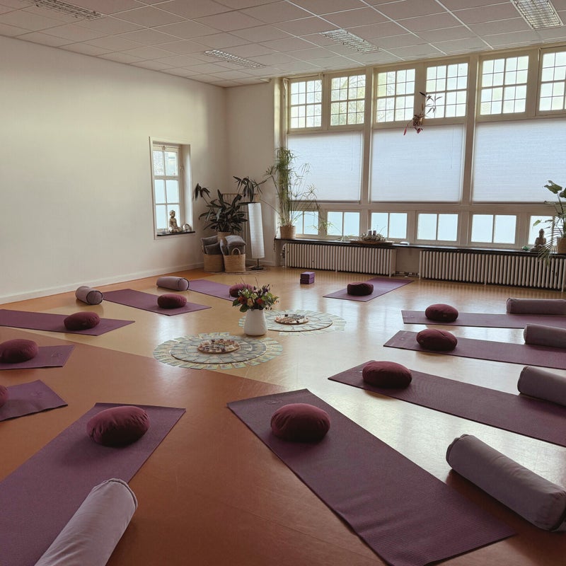 Hatha yoga Yin yoga in een lichte studio in Silvolde. de yogazaal met yogamatten in een kringopstelling.
