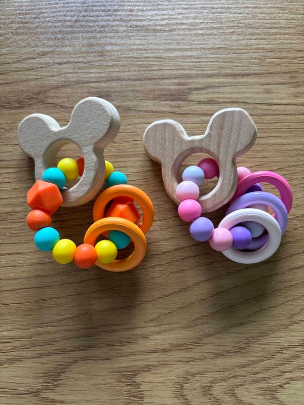 Houten bijtringen met rammelaar