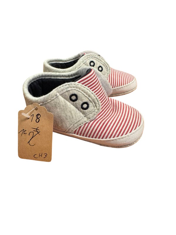 Chaussure grise et rouge taille 18