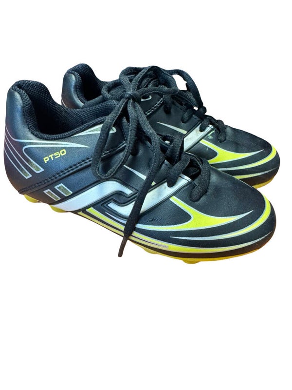 Chaussure de Foot jaune et noir  taille 29