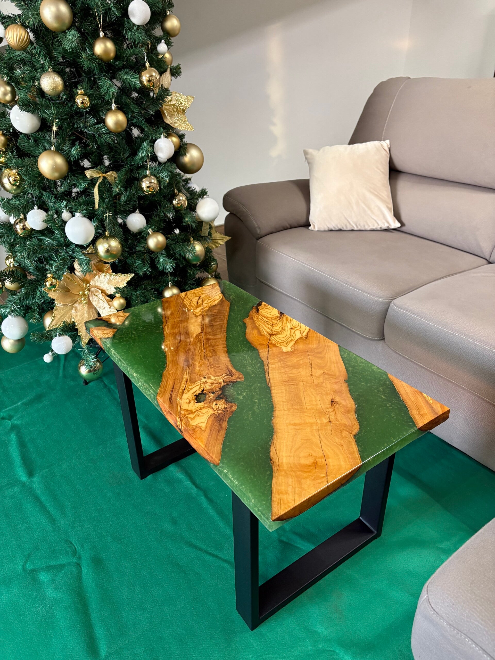 Tavolino da caffè in legno di Ulivo e resina verde