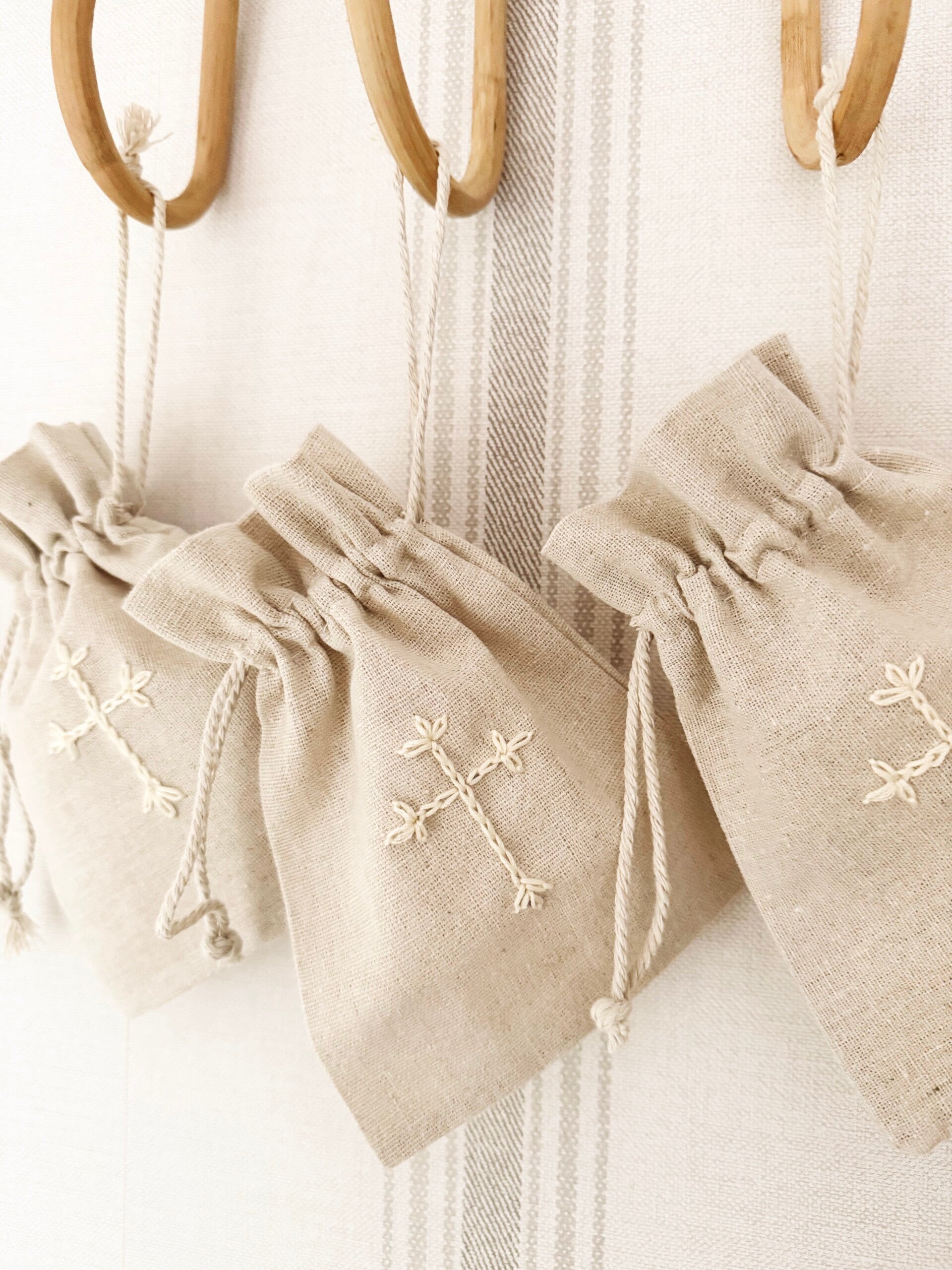 Saquito de lino con cruz bordada