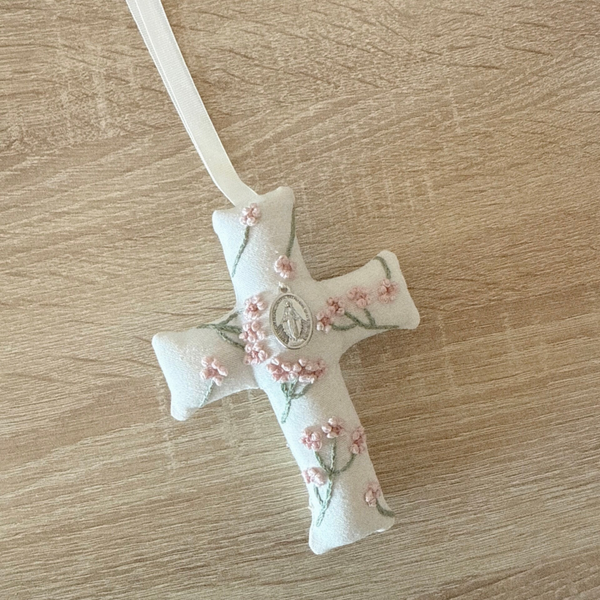 Cruz de tela “Velvet” con medalla