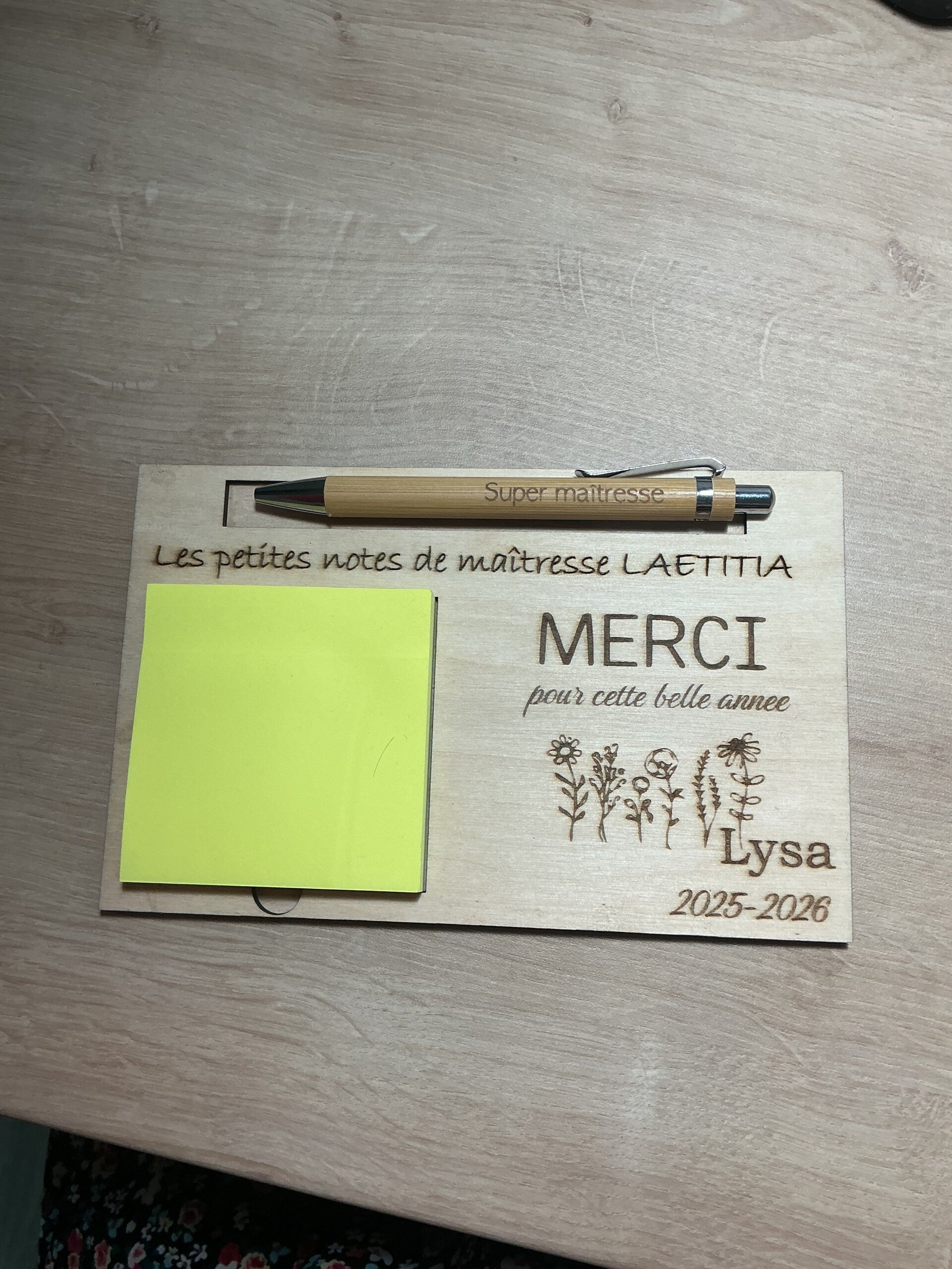 Bloc notes personnalisé en bois pour maîtresse