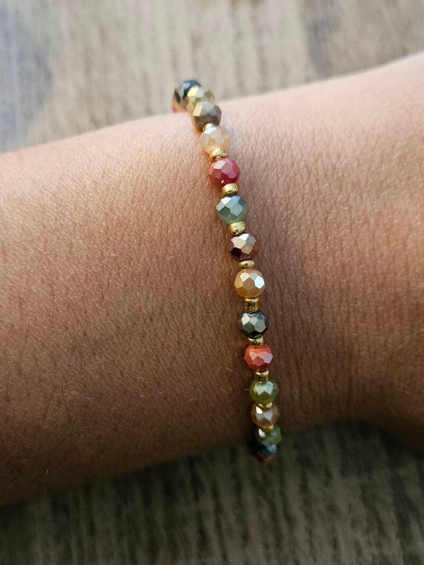 Bracelet perles facettées – tons naturels & dorés