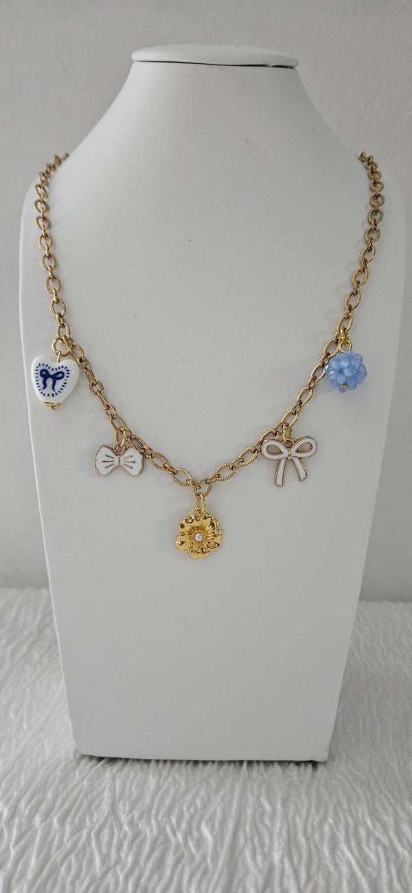 Collier charms doré – Nœuds & fleurs