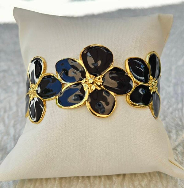 Manchette Fleur Noire – Élégance intemporelle