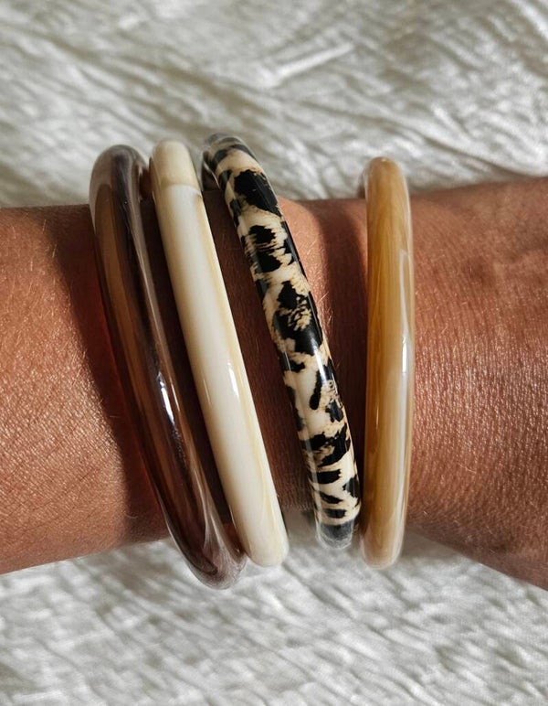 Lot de 4 joncs effet résine – Bracelets tendance femme – Tons naturels – Maïperles