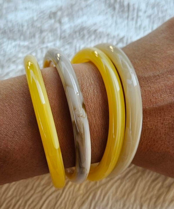 Lot de 4 joncs effet résine jaune & ivoire – Bracelets femme tendance – Maïperles