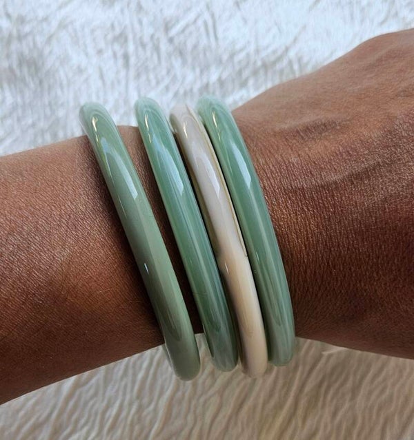 Lot de 4 joncs effet résine vert sauge & ivoire – Bracelets femme tendance – Maïperles