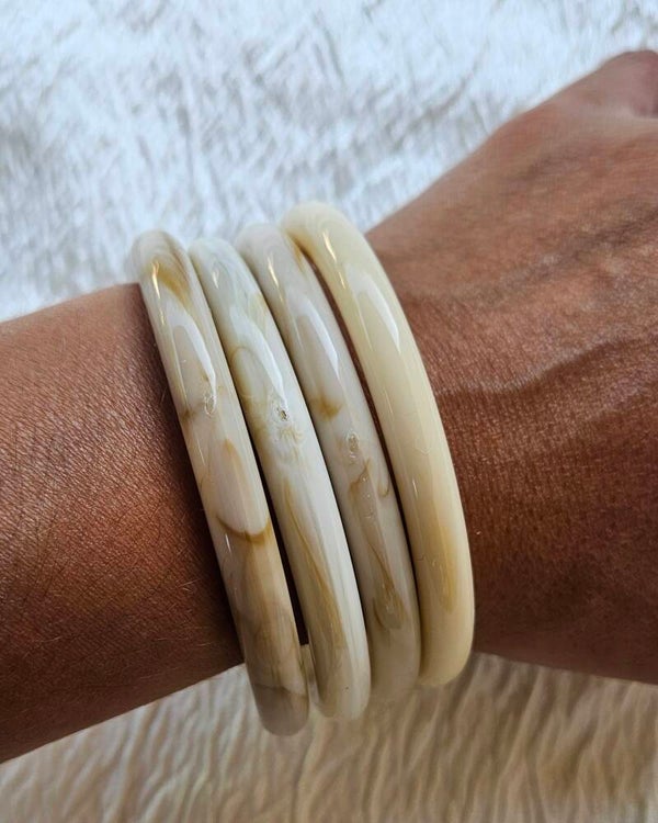 Lot de 4 joncs effet résine blanc nacré & beige – Bracelets femme tendance – Maïperles