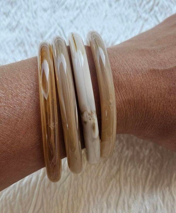 Lot de 4 joncs effet résine beige & caramel – Bracelets femme tendance – Maïperles
