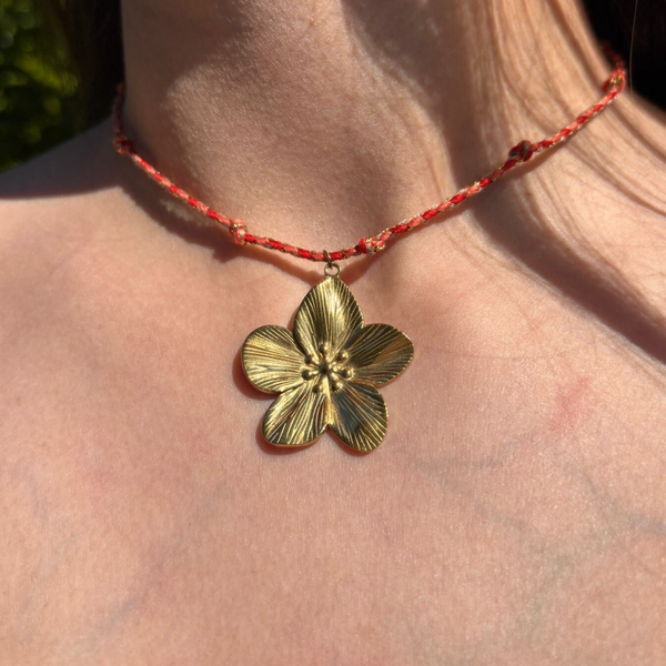 Collier cordon rouge avec pendentif fleur doré