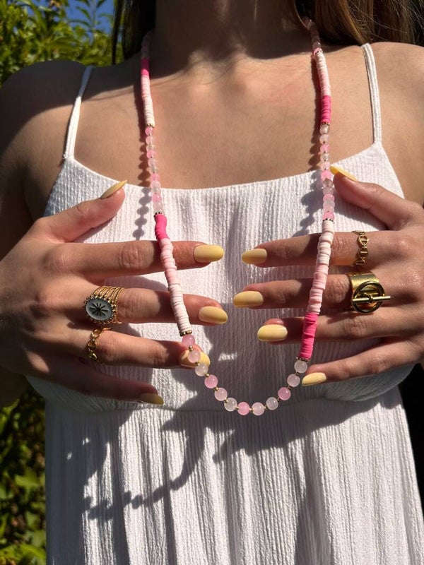 Collier long rose – perles heishi & tons pastel