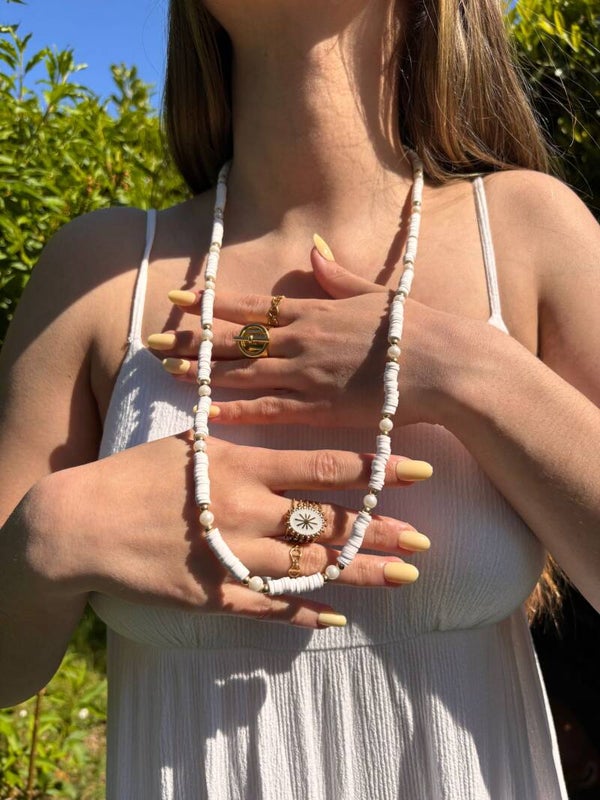 Collier long blanc – perles heishi & perles nacrées – bijou été chic
