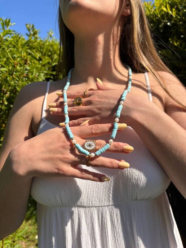 Collier long bleu clair – perles heishi & perles blanches – bijou été