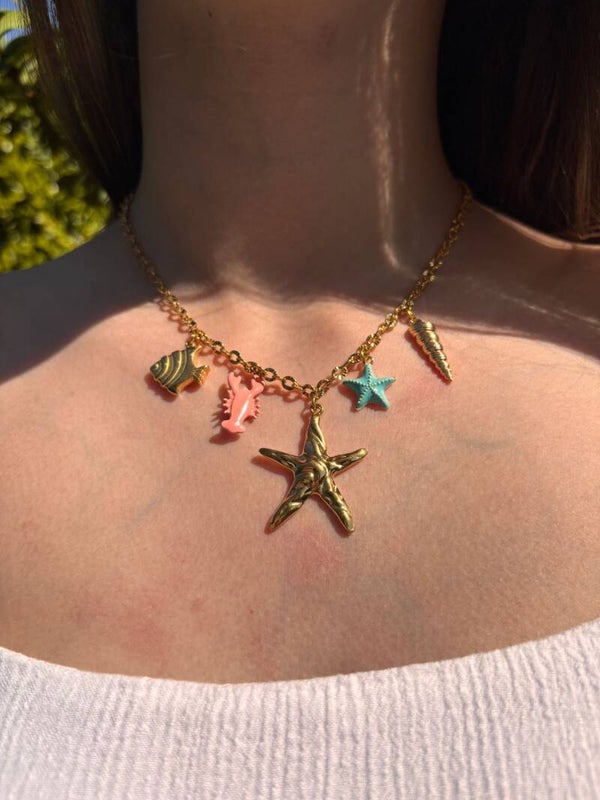 Collier chaîne dorée breloques marines – étoile de mer, coquillage et poisson
