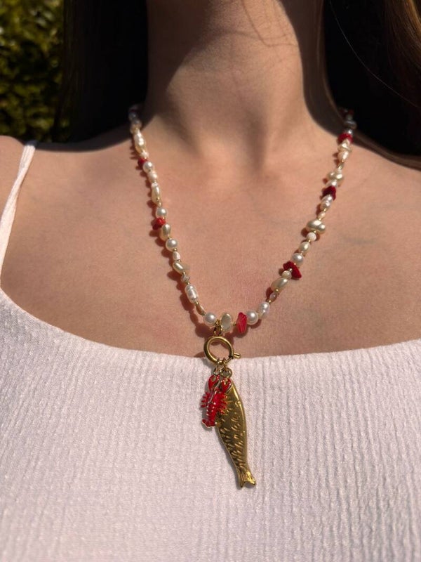 Collier perles et breloques marines dorées