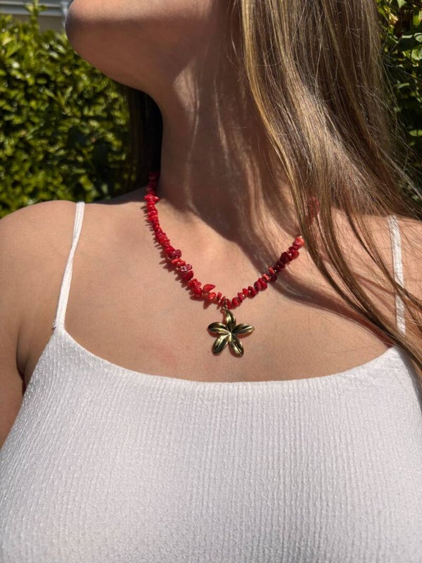 Collier pierres rouges et pendentif fleur dorée