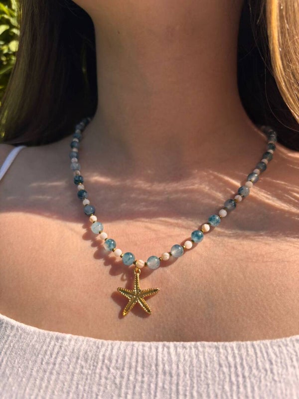 Collier perles bleues et étoile de mer dorée