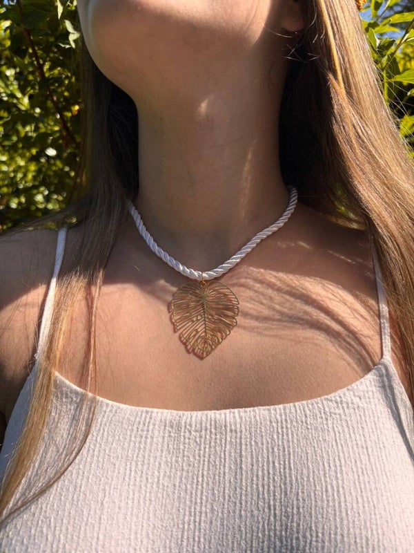 Collier cordon blanc et feuille dorée
