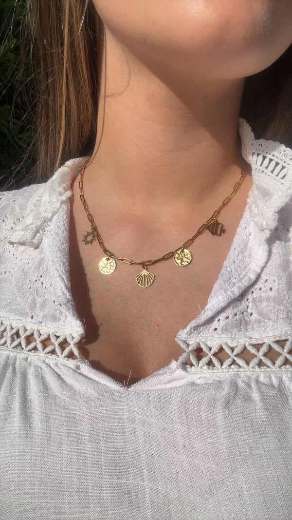 Collier chaîne dorée et breloques marines