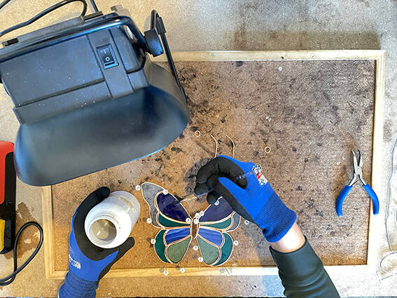 Tiffany glaskunst: Soldeervloeistof aanbrengen