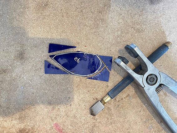 Tiffany glaskunst: Uitsnijden en losbreken