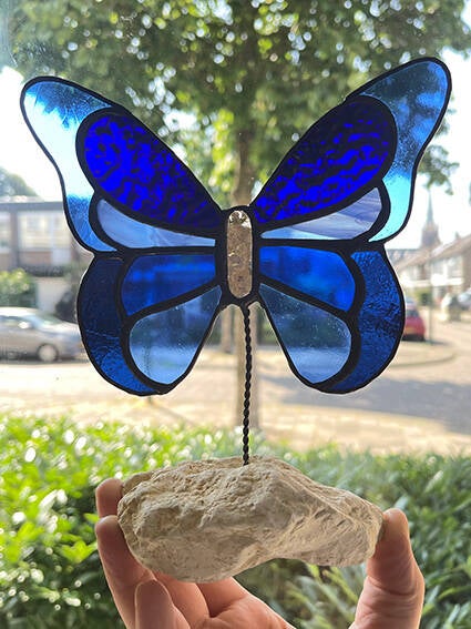 Tiffany glaskunst verkocht: Vlinder op steen