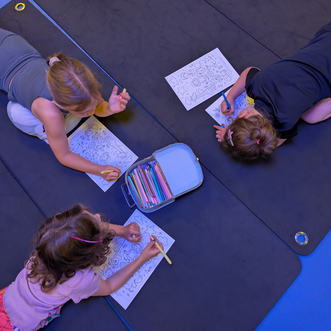 Kinderen doen yogaposes en creatieve opdrachten tijdens de kinderworkshop ‘Ontdek je krachtdier’ van Bewust & Wijs in Zwolle.