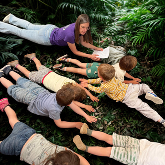 Kinderen bewegen op muziek en doen dierenyoga tijdens de sportieve kinderworkshop ‘Welkom in de Jungle’ van Bewust & Wijs in Zwolle.