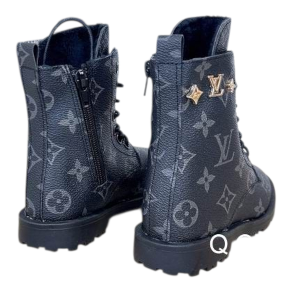 Louis Vuitton CX0801 Kinderschoenen – Luxe Veterschoenen met Monogram en Rugged Zool (Maat 26–35)