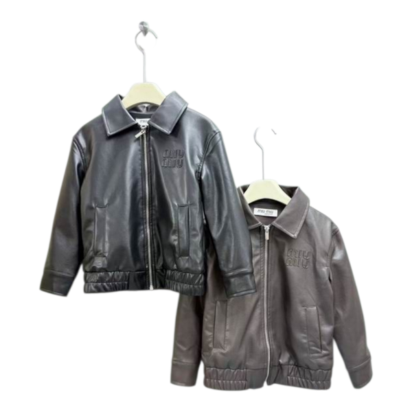Miu Miu Kinder Leren Jas – Donkergrijs met Reliëflogo | Maat 90–150 | Designer Kinderjas