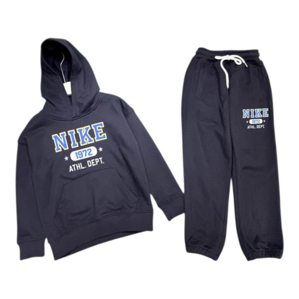 Nike Kindertrainingspak “1972 ATHL. DEPT.” – Hoodie & Joggingbroek Zwart – Maat 110–160
