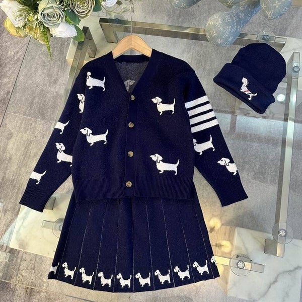 Thom Browne Kinderoutfit Set – Cardigan, Rok & Beanie met Teckelmotief – Maat 110–160