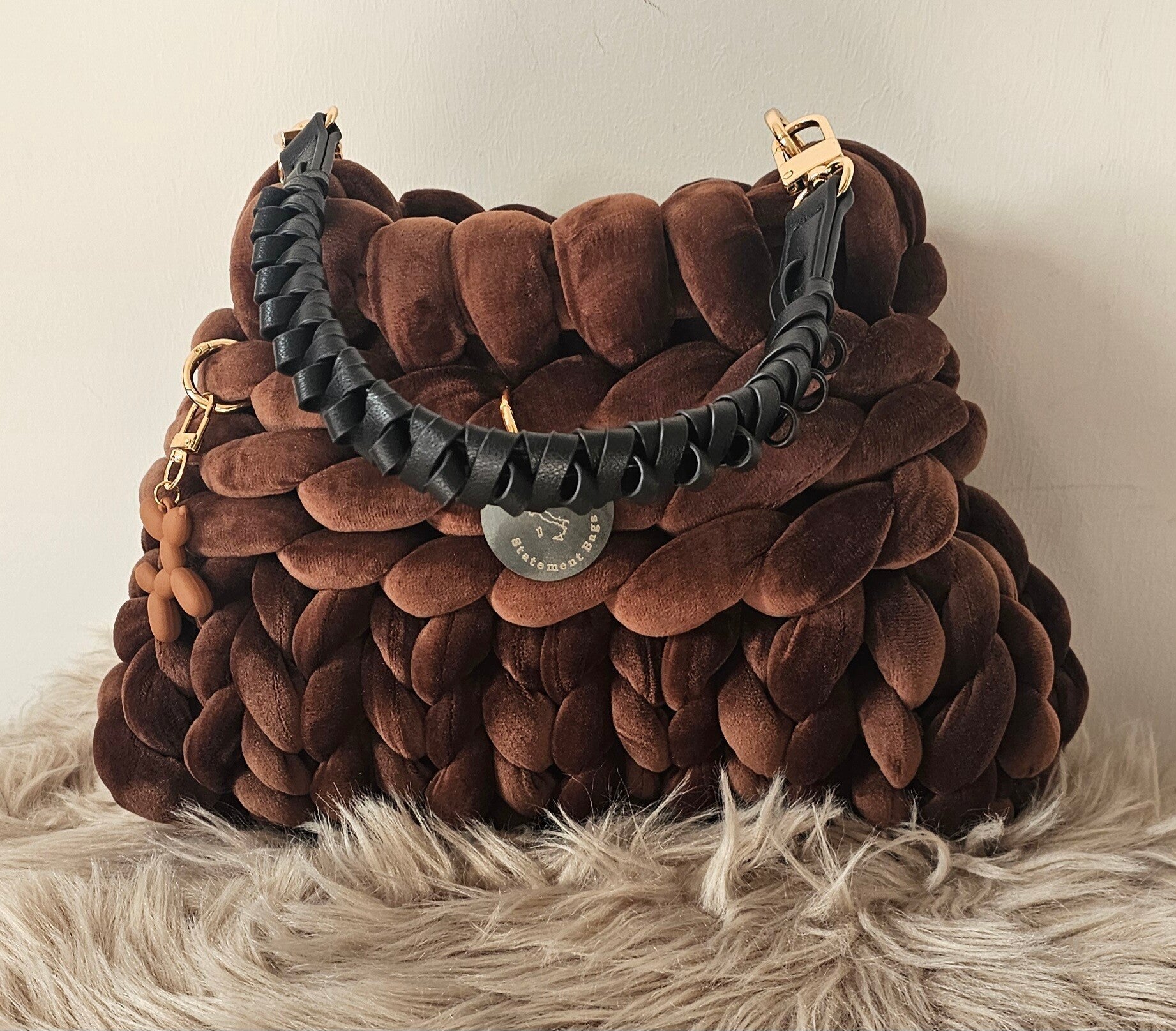 Stricktasche in dunkelbrauner Samtoptik