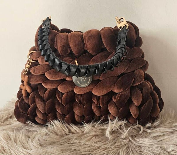 Stricktasche in dunkelbrauner Samtoptik