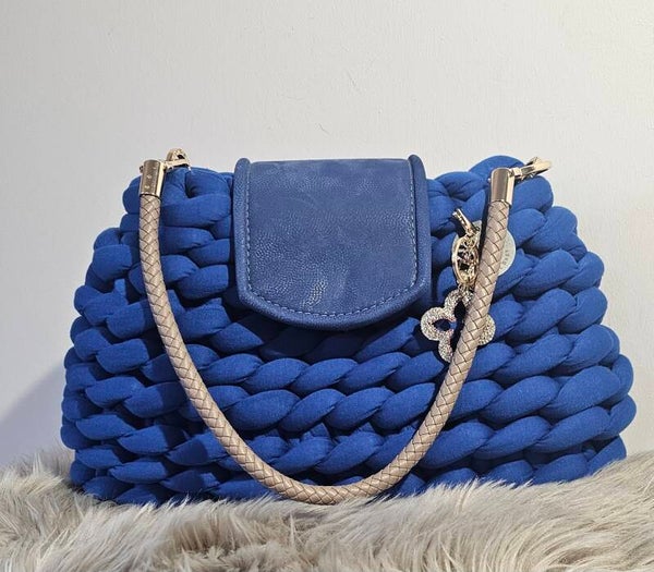 Stricktasche in königsblau mit Lederklappe