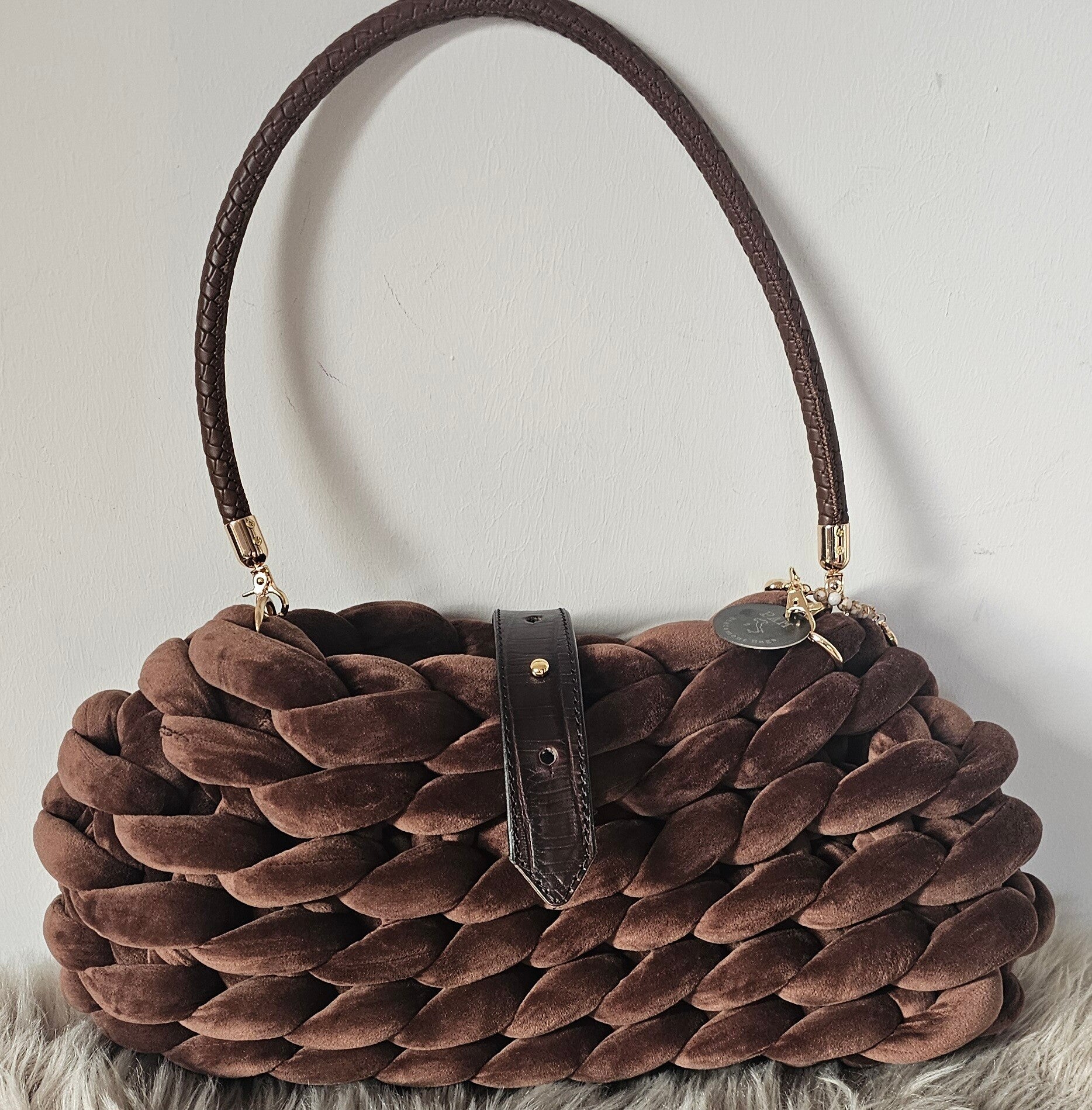 Edle Stricktasche in dunkelbraun mit Lederverschluß