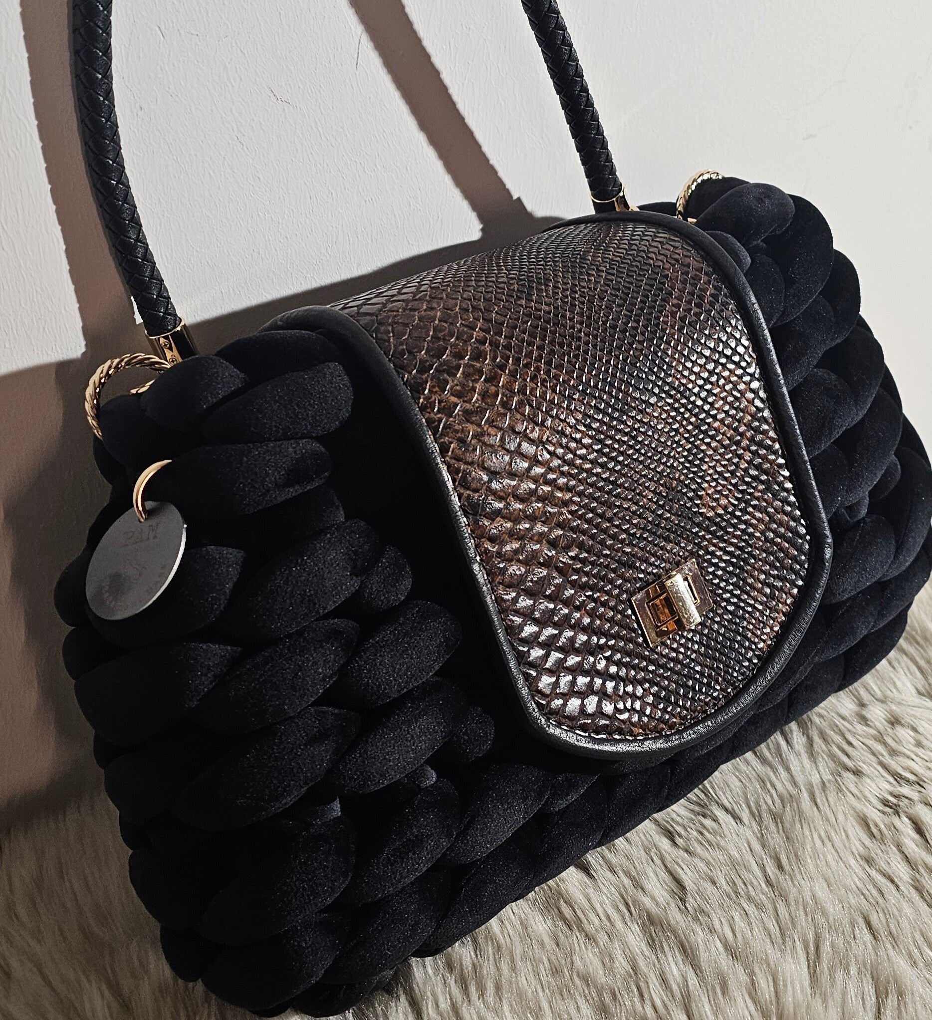 Edle schwarze Stricktasche mit Lederklappe