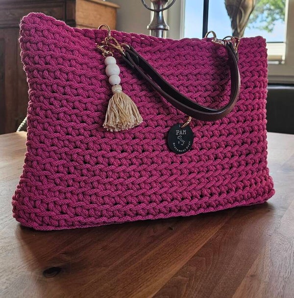 Coole Häkeltasche in Beere