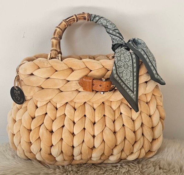 Coole Stricktasche in der Farbe hellbraun